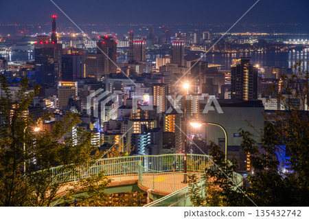 兵庫縣：黎明前神戶維納斯橋與諏訪山公園展望台的夜景 135432742