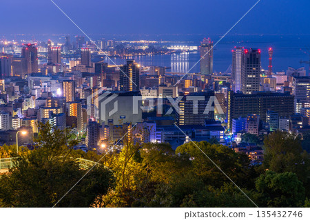 兵庫縣:黎明前神戶維納斯橋與諏訪山公園展望台的夜景 兵庫縣:黎明前神戶維納斯橋與諏訪山公園展望台的夜景 135432746