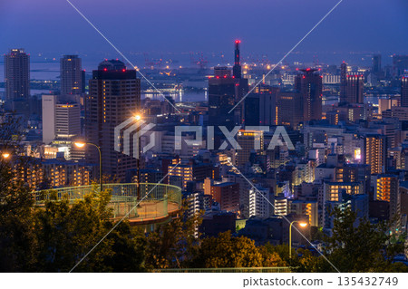 Hyogo Prefecture: Night view of Kobe Venus Bridge and Suwayama Park Observatory before dawn 135432749