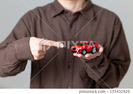 中年男子指著一輛模型車 中年男子指著一輛模型車 135432920