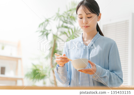 一個女人吃米飯 一個女人吃米飯 135433135