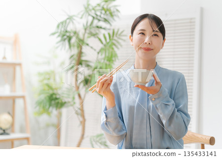 一個女人吃米飯 一個女人吃米飯 135433141