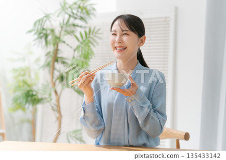 一個女人吃米飯 135433142