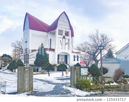 函館聖約翰教堂,斜正面視角,北海道函館市,雪景 函館聖約翰教堂,斜正面視角,北海道函館市,雪景 135433717