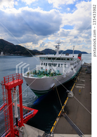 愛媛縣，八幡濱港，白色渡輪冬季停泊處，紅色裝載機，綠色甲板，山景 135433982