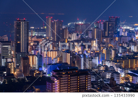Hyogo Prefecture: Night view of Kobe Venus Bridge and Suwayama Park Observatory before dawn 135433990