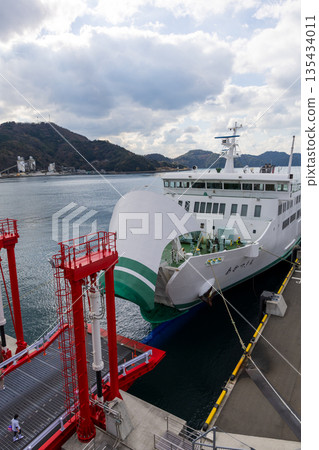 愛媛縣八幡濱港的渡輪碼頭。紅色登船橋和冬季港口景色。 135434011