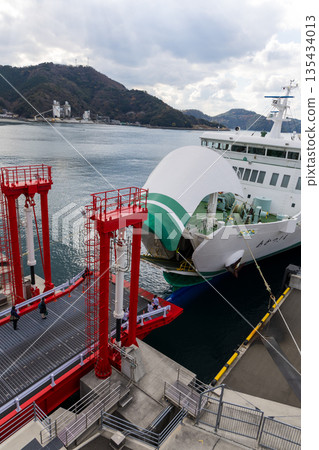 愛媛縣八幡濱港的渡輪碼頭。紅色登船橋和冬季港口景色。 135434013