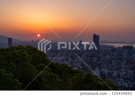 兵庫縣：黎明時分的神戶維納斯橋與諏訪山公園展望台 135434093