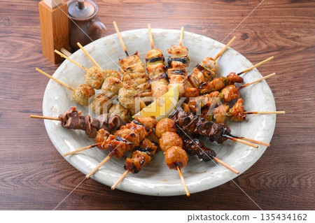 什錦烤雞串。烤雞串，烤雞肉，烤雞串。雞肉料理。烤串。 135434162