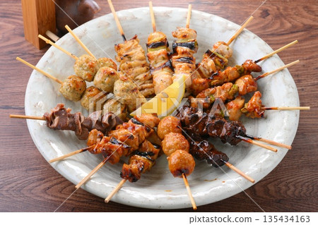 什錦烤雞串。烤雞串，烤雞肉，烤雞串。雞肉料理。烤串。 135434163