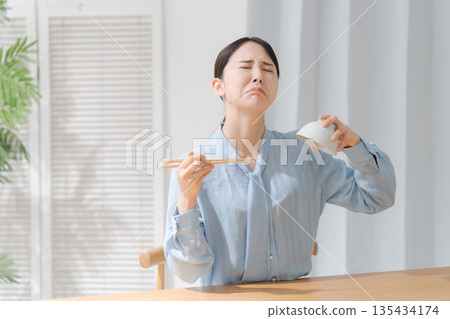 女人把飯碗翻過來 135434174