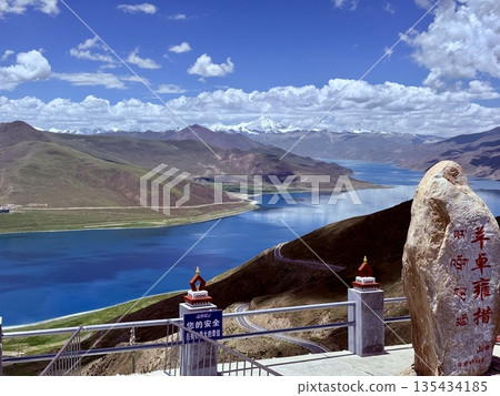 石碑與寧靜的羊卓雍錯湖 石碑與寧靜的羊卓雍錯湖 135434185