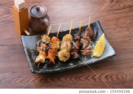 什錦烤雞串。烤雞串,烤雞肉,烤雞串。雞肉料理。烤串。 什錦烤雞串。烤雞串,烤雞肉,烤雞串。雞肉料理。烤串。 135434198