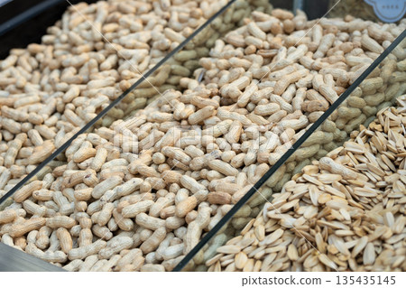 色彩繽紛的乾果和堅果擺滿了市場攤位，展現了中亞和絲綢之路的飲食文化。 135435145