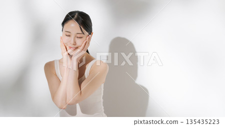 年輕女子進行皮膚護理(橫幅) 年輕女子進行皮膚護理(橫幅) 135435223