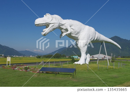 白色的Saurus 135435665