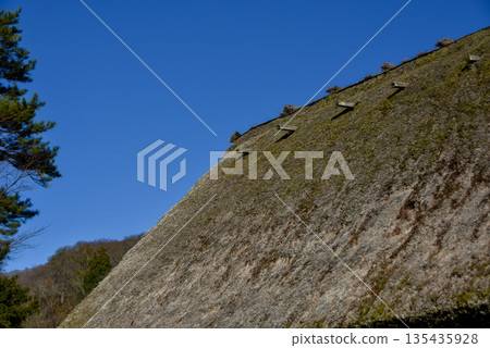 藍天下,一棟茅草屋頂的老房子格外引人注目。 藍天下,一棟茅草屋頂的老房子格外引人注目。 135435928