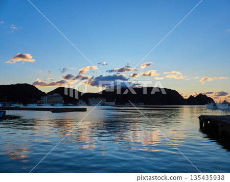 Morning scenery of Nachikatsuura fishing port in Wakayama Prefecture Morning scenery of Nachikatsuura fishing port in Wakayama Prefecture 135435938