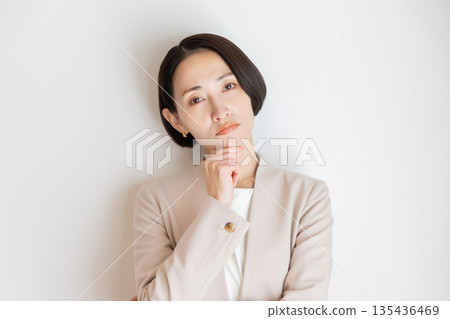 一位深思熟慮的中年職業女性 135436469