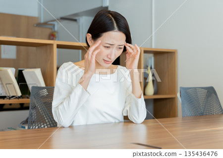 遭受頭疼的女商人 遭受頭疼的女商人 135436476