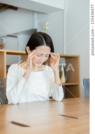 Business women suffering from headaches 135436477