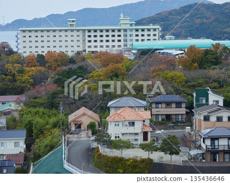 秋日清晨，多巴市居民區和度假酒店的景色 135436646