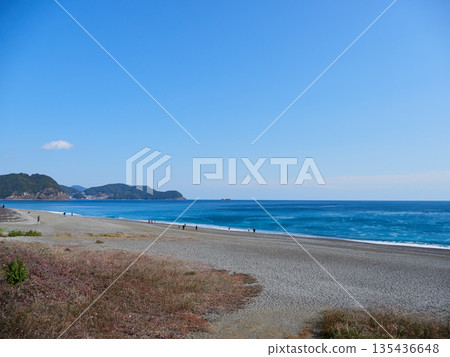 Scenery of Shichiri Mihama Beach in Mie Prefecture and tourists 135436648
