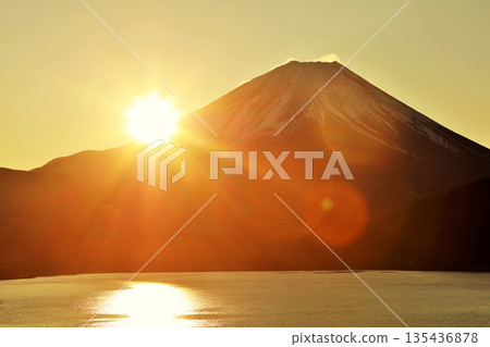 日本的黎明富士山和太陽 135436878