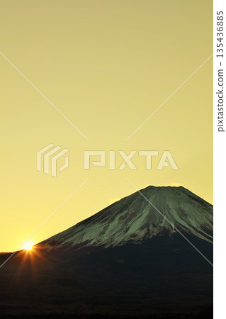 日本的黎明富士山和太陽 135436885