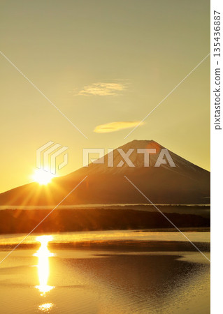 日本的黎明富士山和太陽 135436887