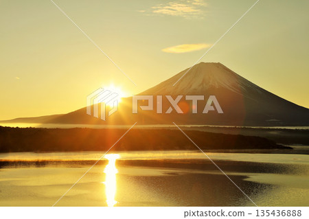 日本的黎明富士山和太陽 日本的黎明富士山和太陽 135436888