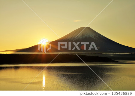 日本的黎明富士山和太陽 日本的黎明富士山和太陽 135436889