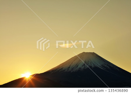 日本的黎明富士山和太陽 135436890