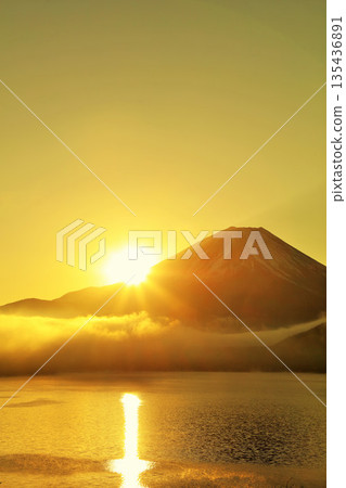 日本的黎明富士山和太陽 135436891