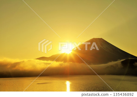 Japan's dawn Mt Fuji and the sun 135436892
