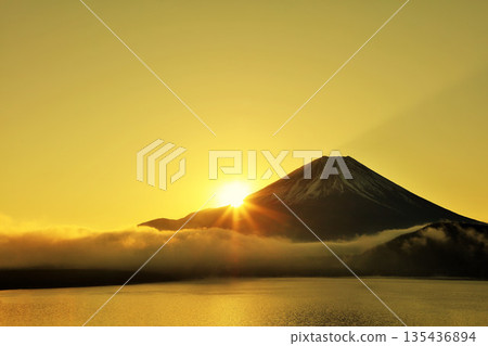 日本的黎明富士山和太陽 135436894