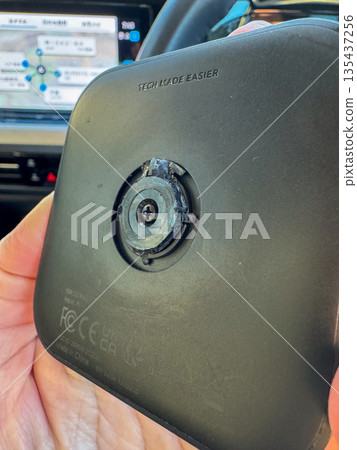 損壞的車載智慧型手機充電器部件 損壞的車載智慧型手機充電器部件 135437256