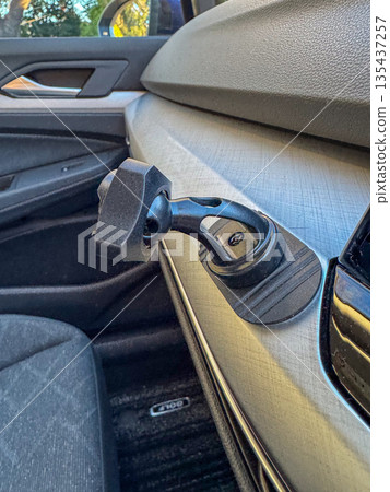 損壞的車載智慧型手機充電器部件 135437257