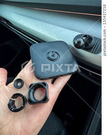 損壞的車載智慧型手機充電器部件 損壞的車載智慧型手機充電器部件 135437258