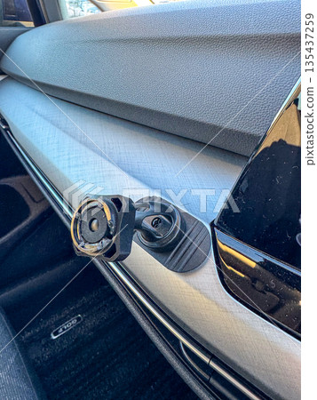 損壞的車載智慧型手機充電器部件 損壞的車載智慧型手機充電器部件 135437259