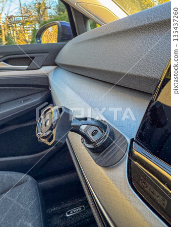 損壞的車載智慧型手機充電器部件 損壞的車載智慧型手機充電器部件 135437260