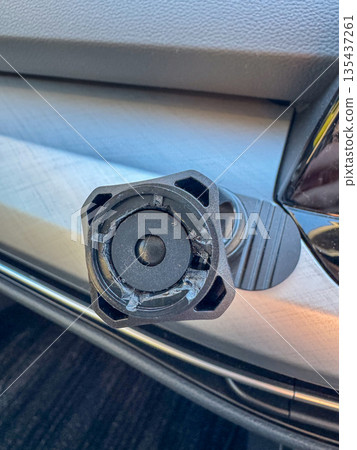 損壞的車載智慧型手機充電器部件 損壞的車載智慧型手機充電器部件 135437261