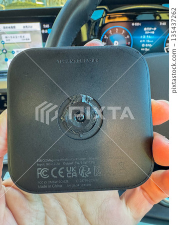 損壞的車載智慧型手機充電器部件 損壞的車載智慧型手機充電器部件 135437262