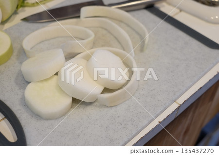 削去切片蘿蔔的皮 削去切片蘿蔔的皮 135437270