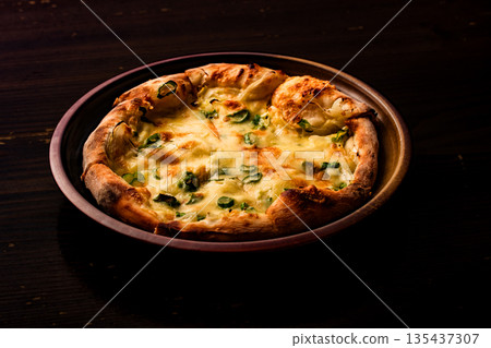 《Beautifully browned cheese pizza》 135437307