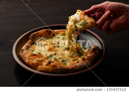 “新鮮出爐的披薩，配上拉絲芝士” 135437310