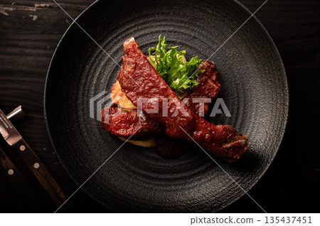 黑盤子上的排骨 黑盤子上的排骨 135437451