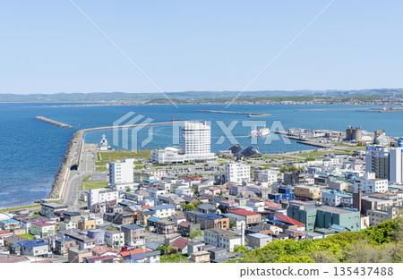 北海道稚內，夏季北海道，從山上看到的稚內城市景觀 135437488