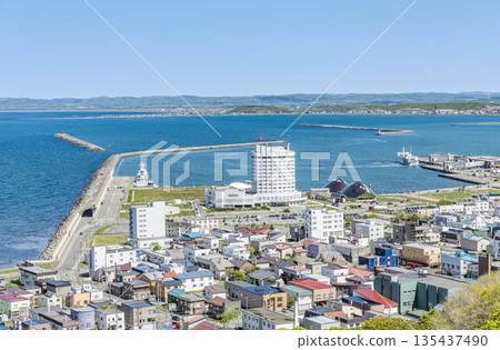 北海道稚內，夏季北海道，從山上看到的稚內城市景觀 135437490